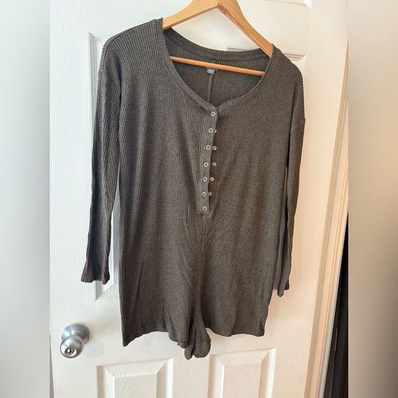 Aerie green ribbed Henley long sleeve shorts onesie romper XS oversized - Picture 2 of 10